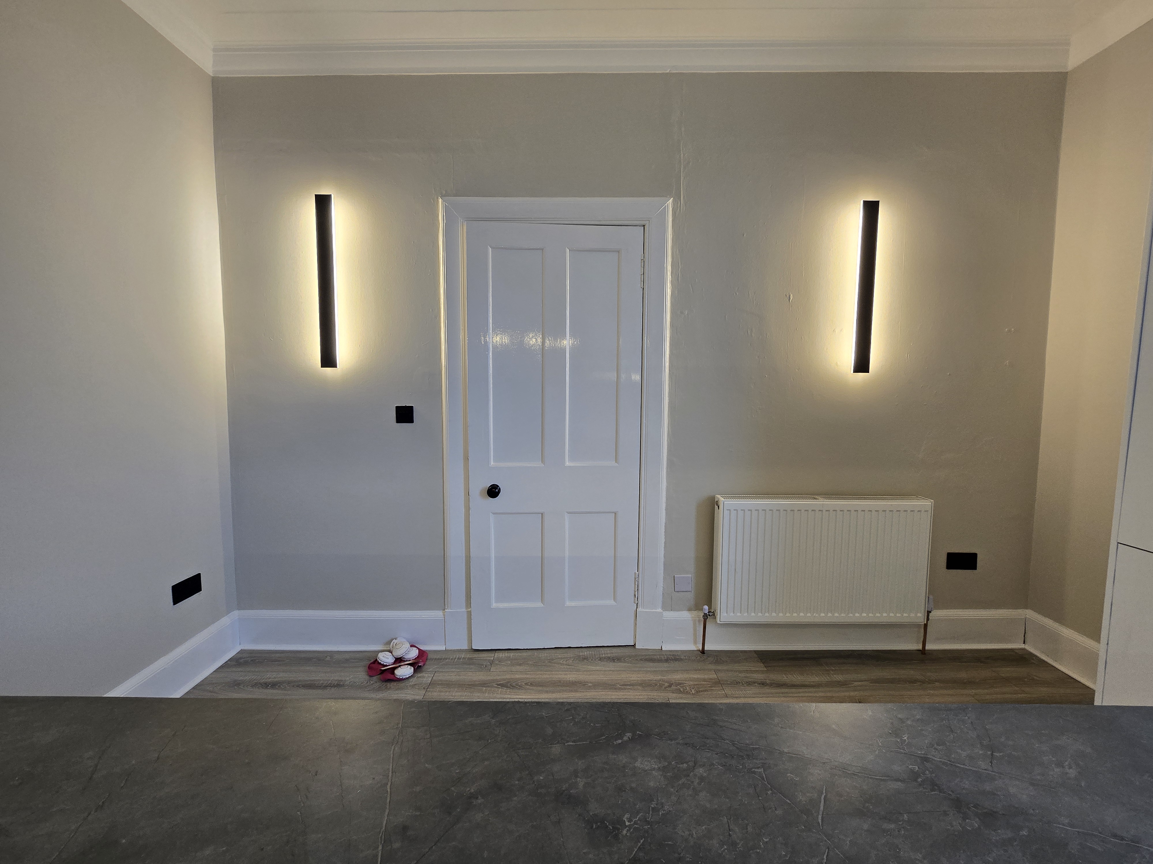 Kitchen worktop, induction hob and black glass splashback — full refurbishment managed by Murphy Project Management Scotland