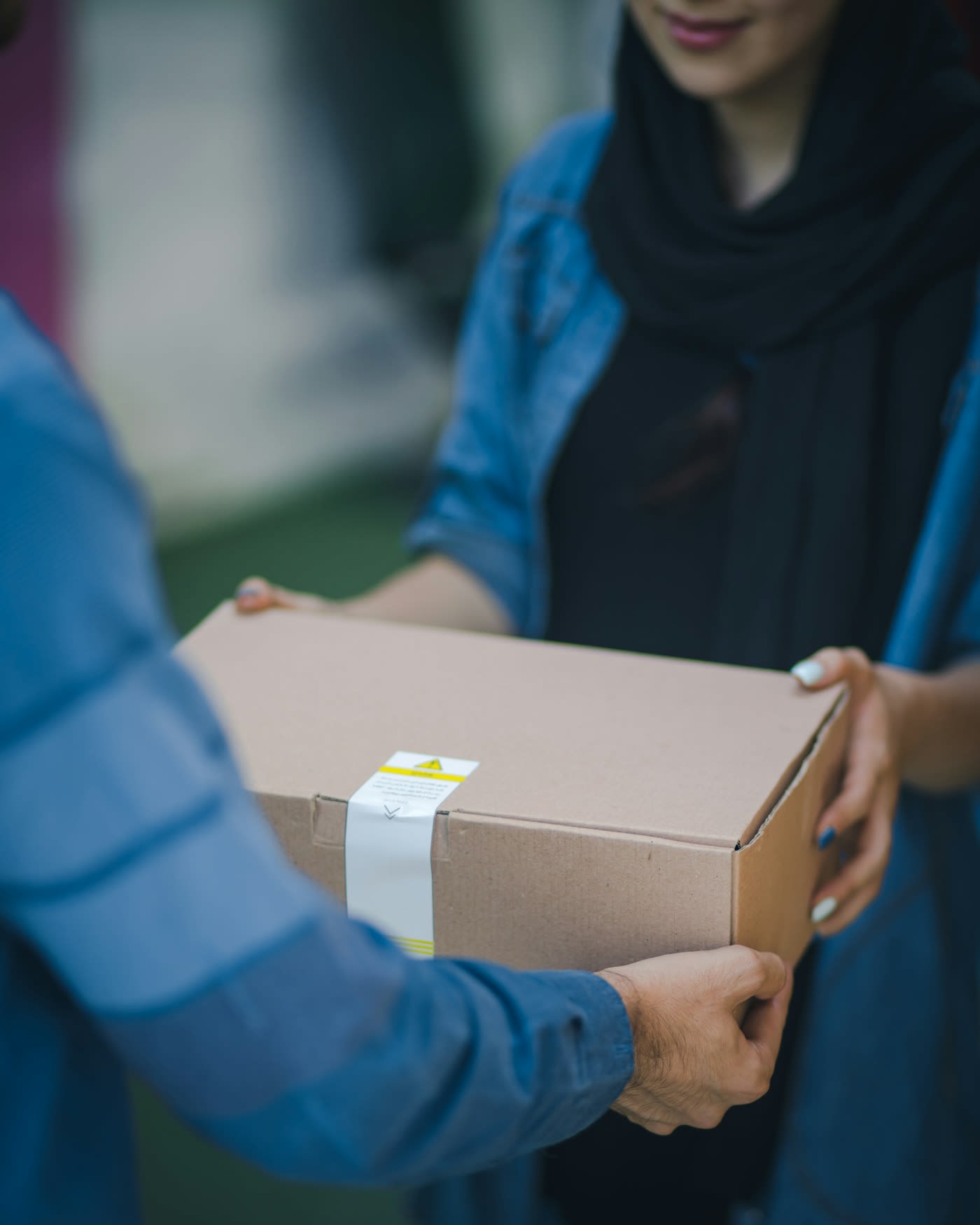 Courier team and parcel handoff for delivery support