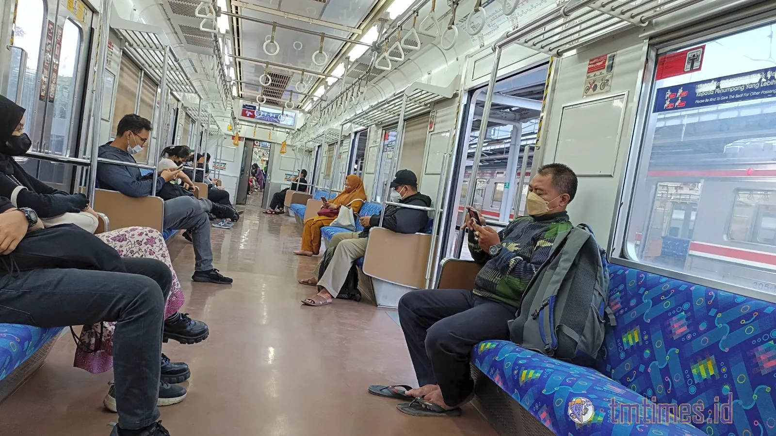 Susana-didalam-KRL-Cikarang- suasana di dalam KRL CIkarang.