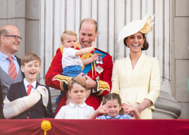 Кейт Миддлтон и принц Уильям с детьми на параде в честь королевы