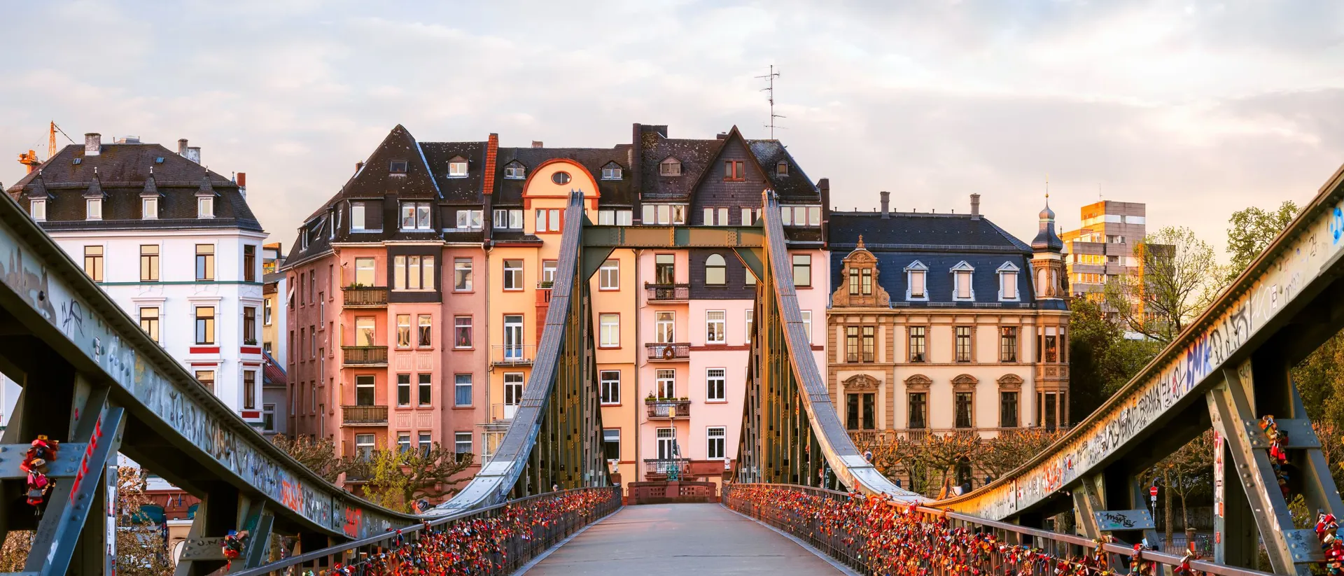 website-banner-the-eiserner-steg-iron-bridge-frankfurt-hessen-germany-534800378 website-banner-the-eiserner-steg-iron-bridge-frankfurt-hessen-germany-534800378