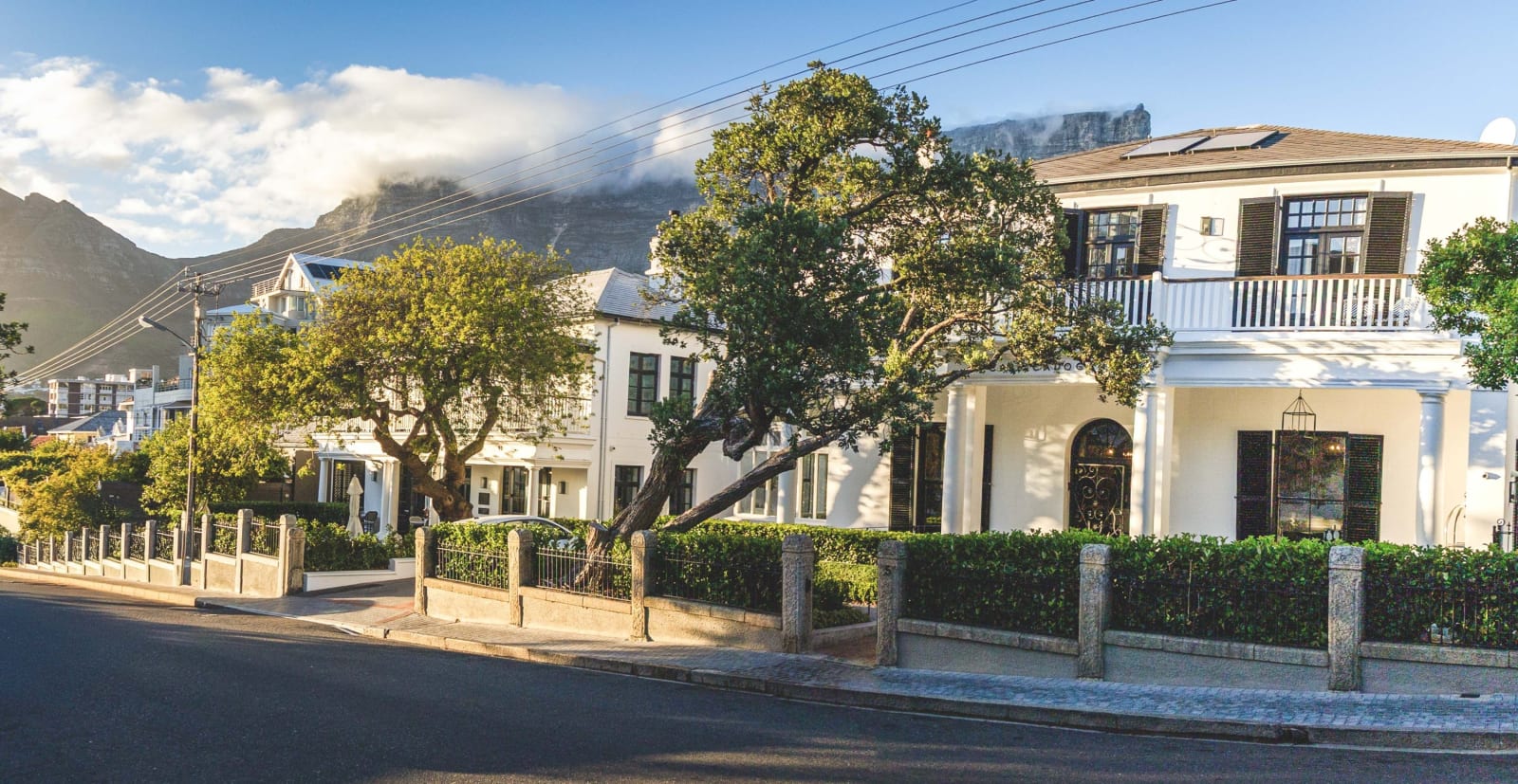 Whitewashed facade on Upper Union Street with Table Mountain behind, Cape Cadogan Boutique Hotel
