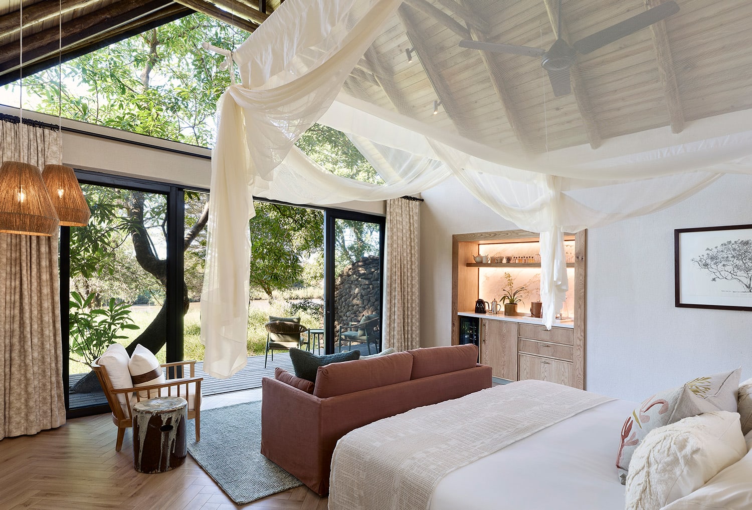 Superior Luxury Room bedroom, Lion Sands River Lodge