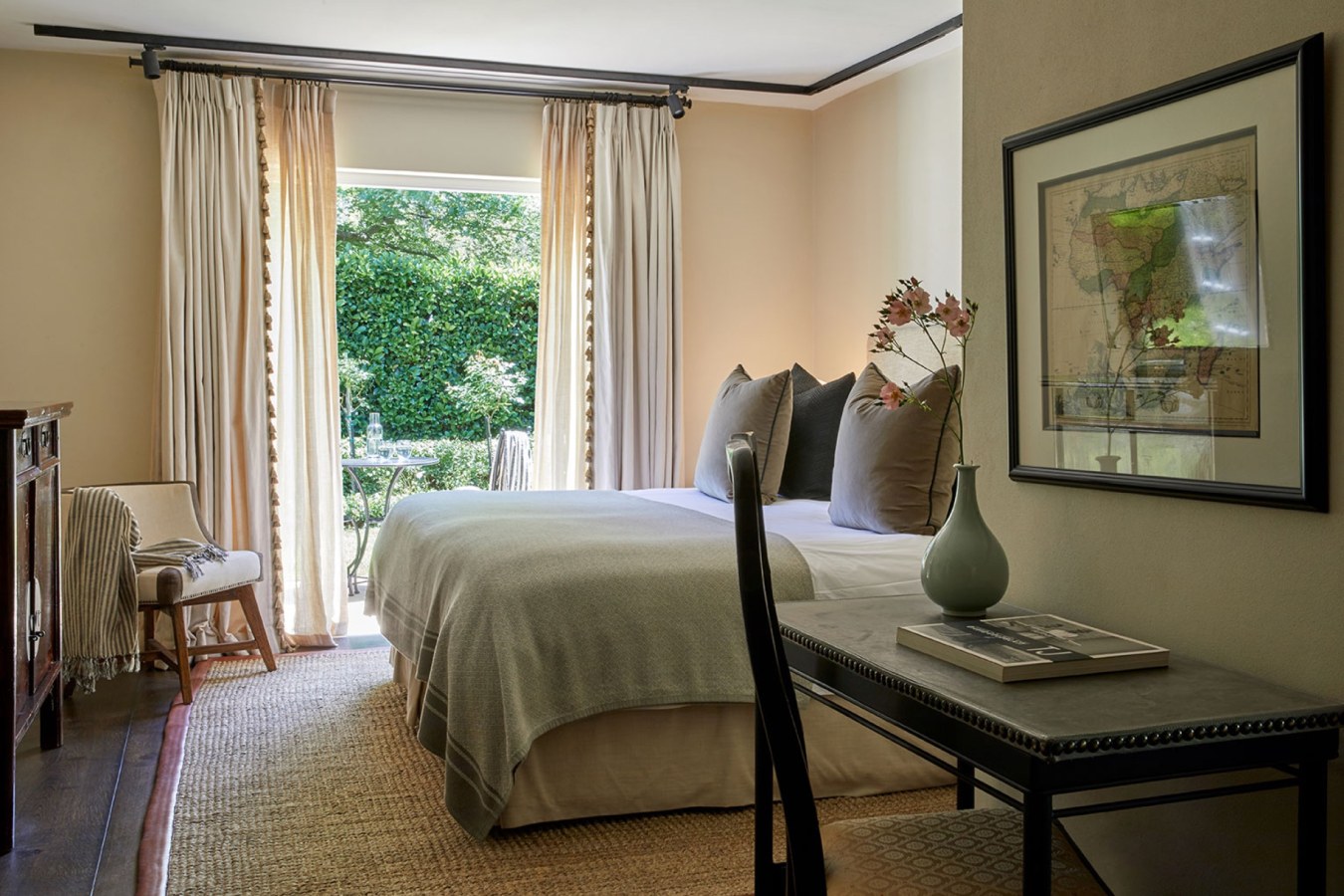 La Clé LODGE courtyard room leading to garden