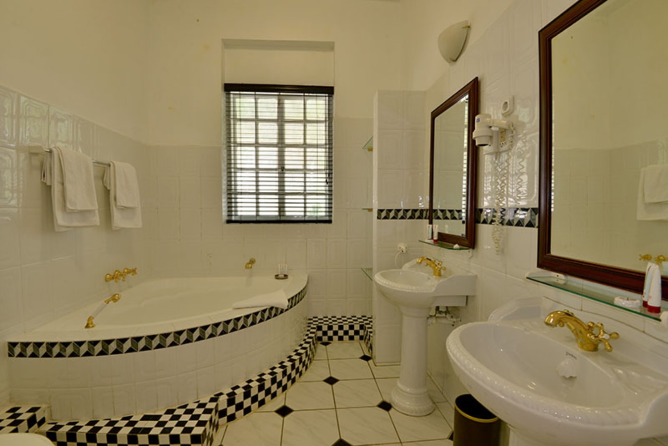 Manor Suite - Photo 1