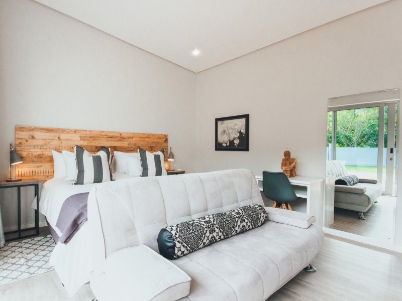 A Riverbed Guesthouse