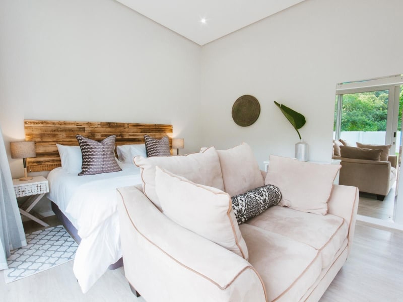 A Riverbed Guesthouse