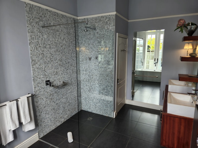 10 Loader Street - bathroom 1