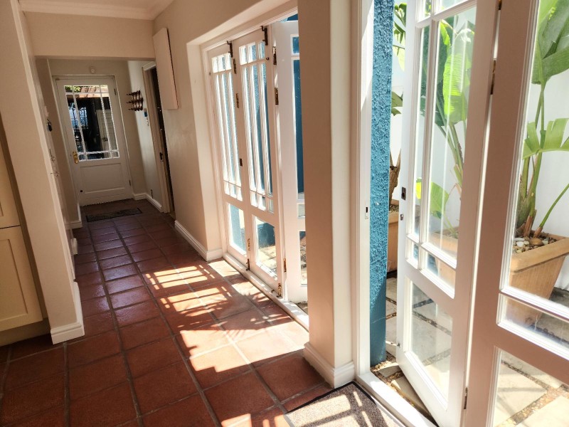 4 Bayview Terrace - courtyard & entrance hallway