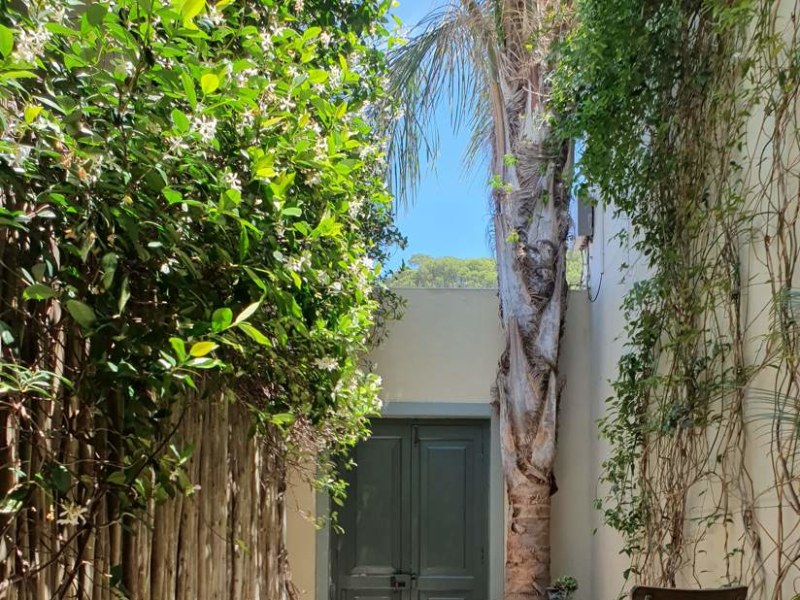 70 Loader Street - courtyard & garage entrance