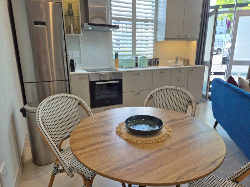 8a Loader Street - dining & kitchen