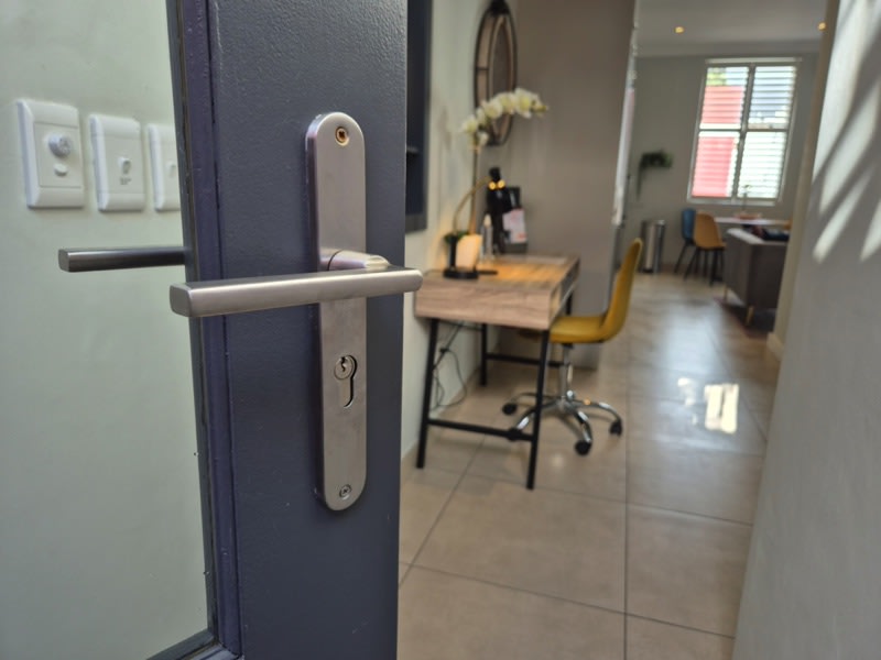 8b Loader Street - entrance