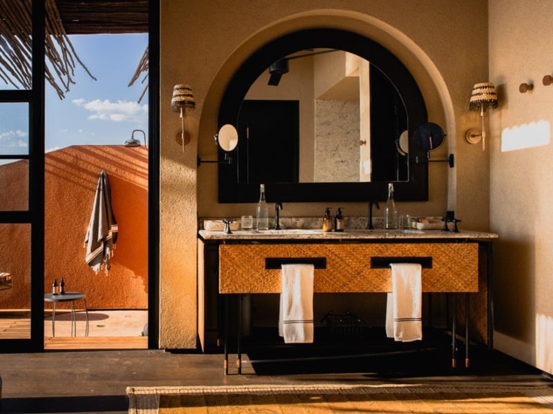 Bathroom Outdoor Shower Vista Suite - photo credit Chiawa Safaris