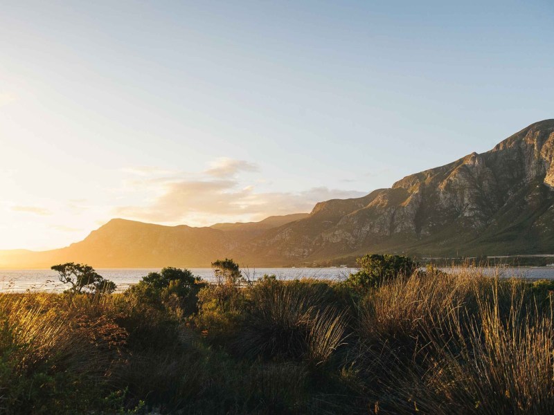 Coot Club The stunning mountains around Walker Bay
