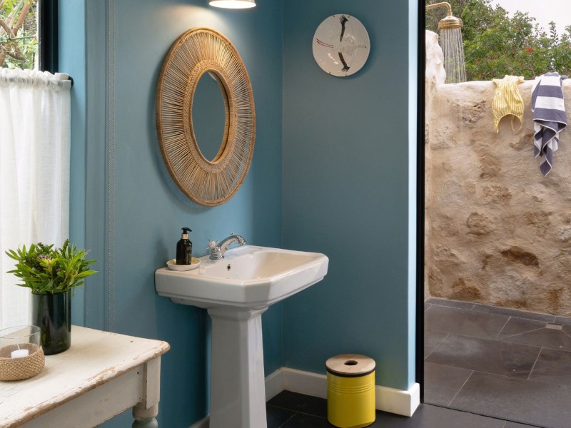 Coot Club Lawns Bathroom with outside shower