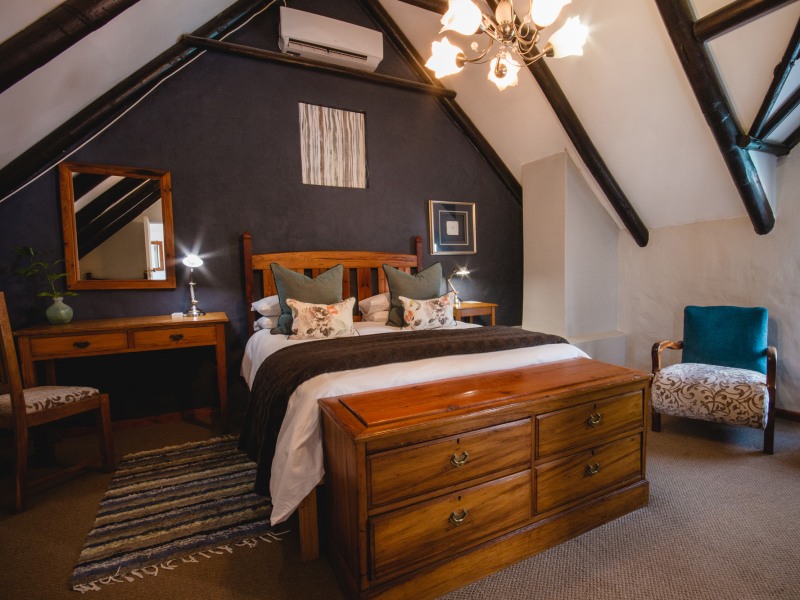 Delft Room with queen bed and exposed beams