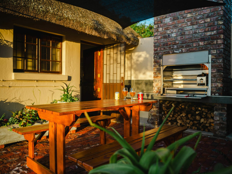 Thatched Garden Cottage - Photo 4
