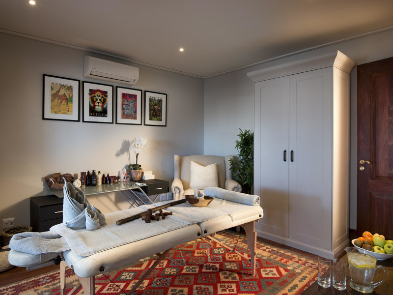 A guest room at Fort House