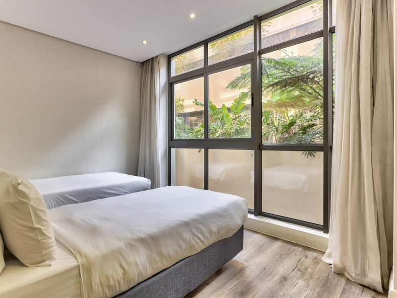 Luxury Two Bedroom Apartment - Photo 3