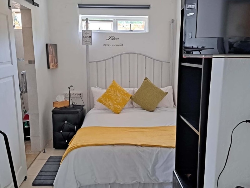 The bedroom has a double bed and an electric blanket for the cold days.