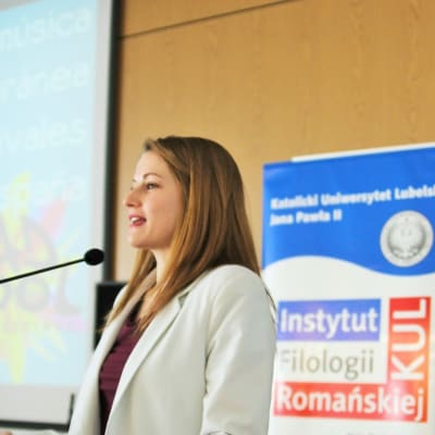 Leticia López Martínez speaking at an international congress of Spanish