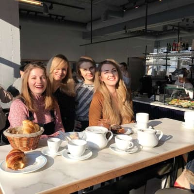 Leticia López Martínez and three students giving Spanish classes in a cafeteria