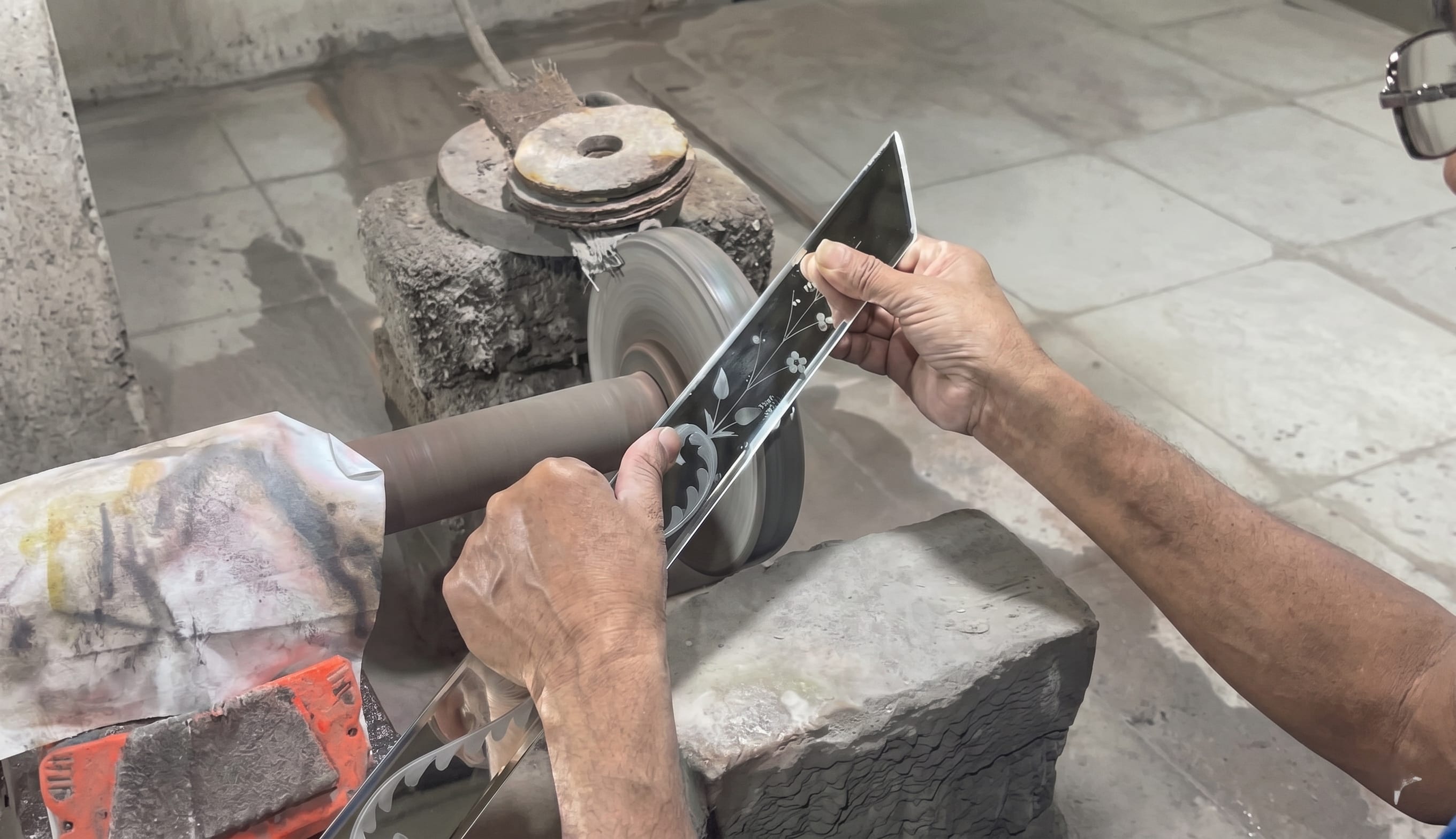 Arte Venezia craftsman at work