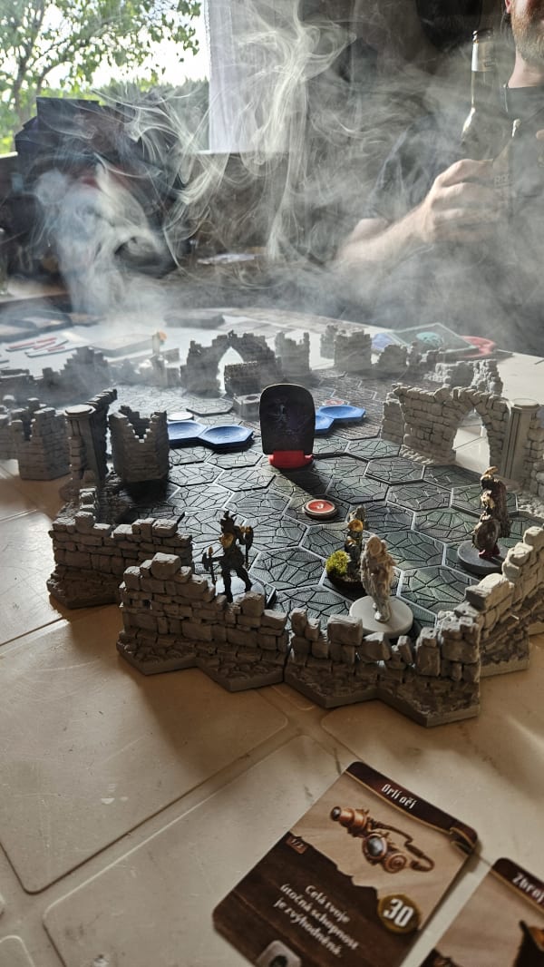 Hra na 3D tištěném hexovém dungeonu