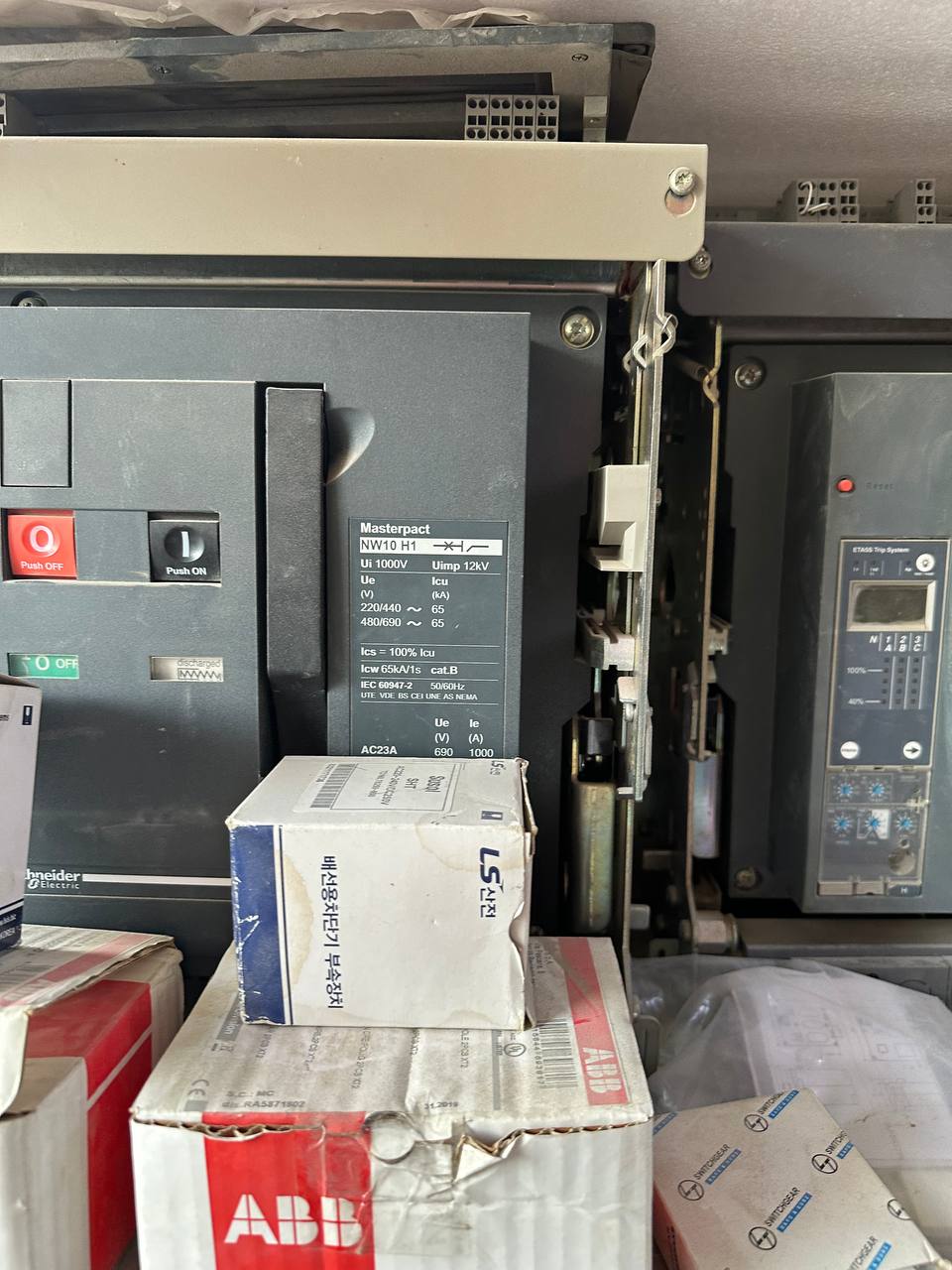 Schneider MasterPact NW10H1 1000A 3P 65kA Drawout Air Circuit Breaker thumbnail 2