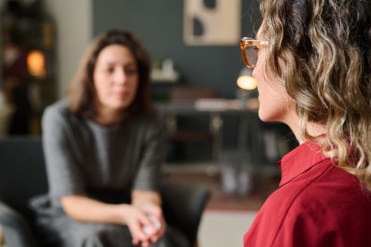 Relaciones que desgastan: cuando querer a alguien te hace daño