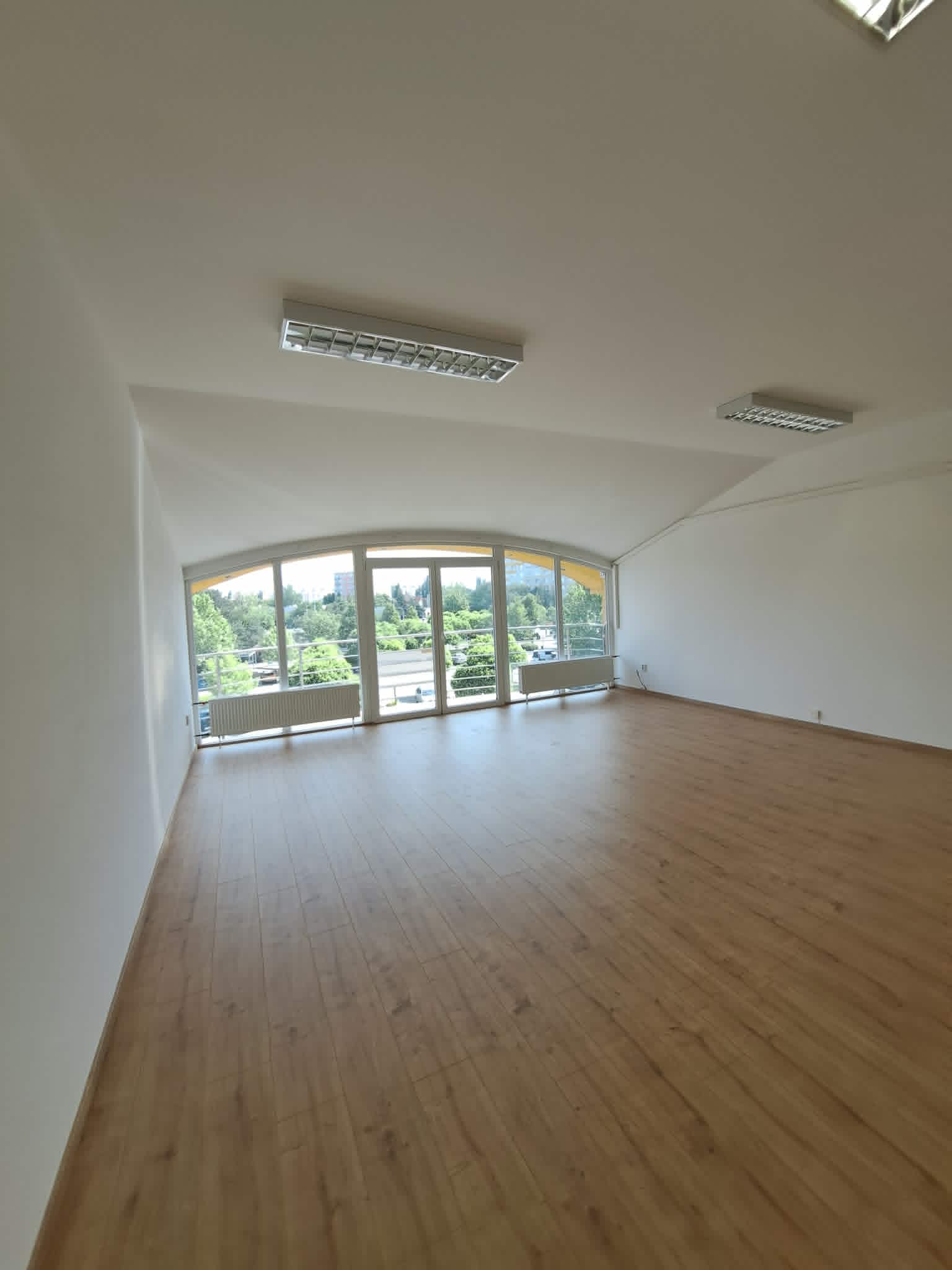 Atraktívne priestory na prenájom v centre mesta – ideálne pre podnikanie, služby aj vzdelávanie – fotka 3