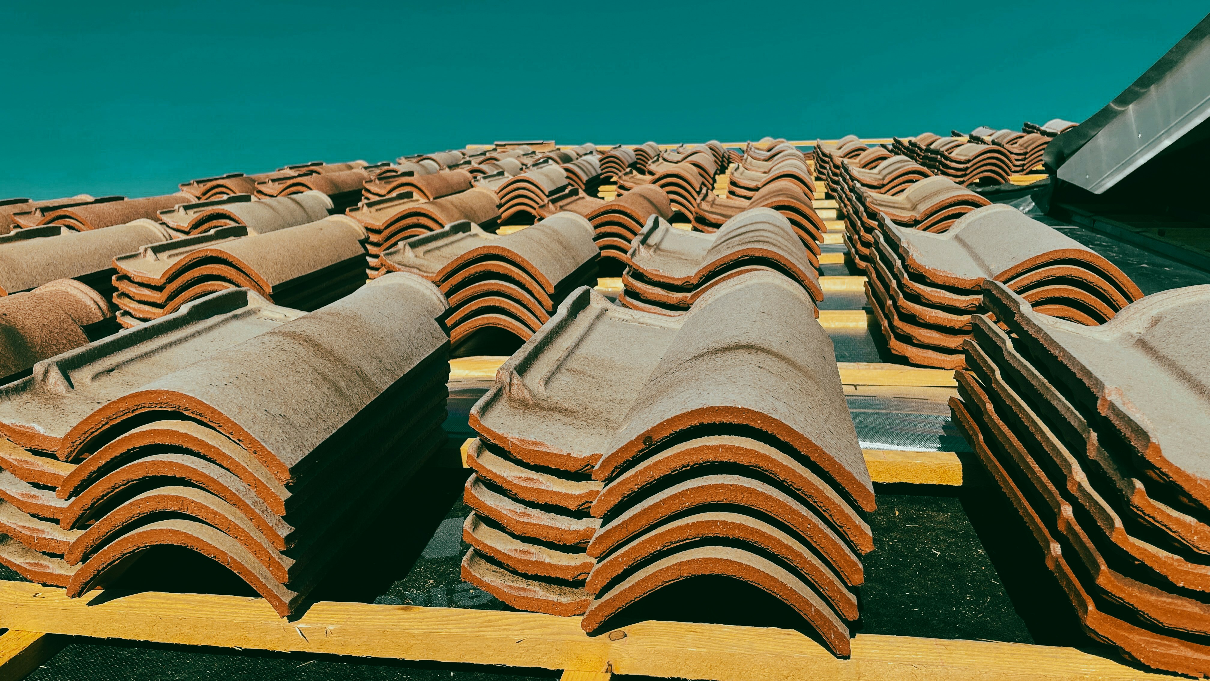 Roofing contractor in Pomona