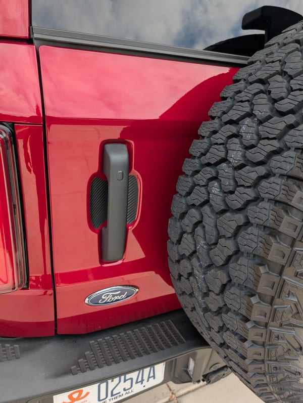 Rear hatch door handle pocket