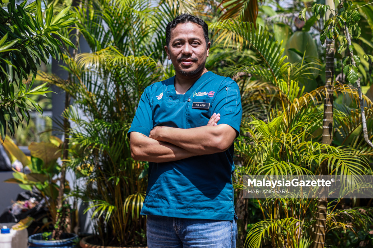 Dr Afif dengan sijil perubatan