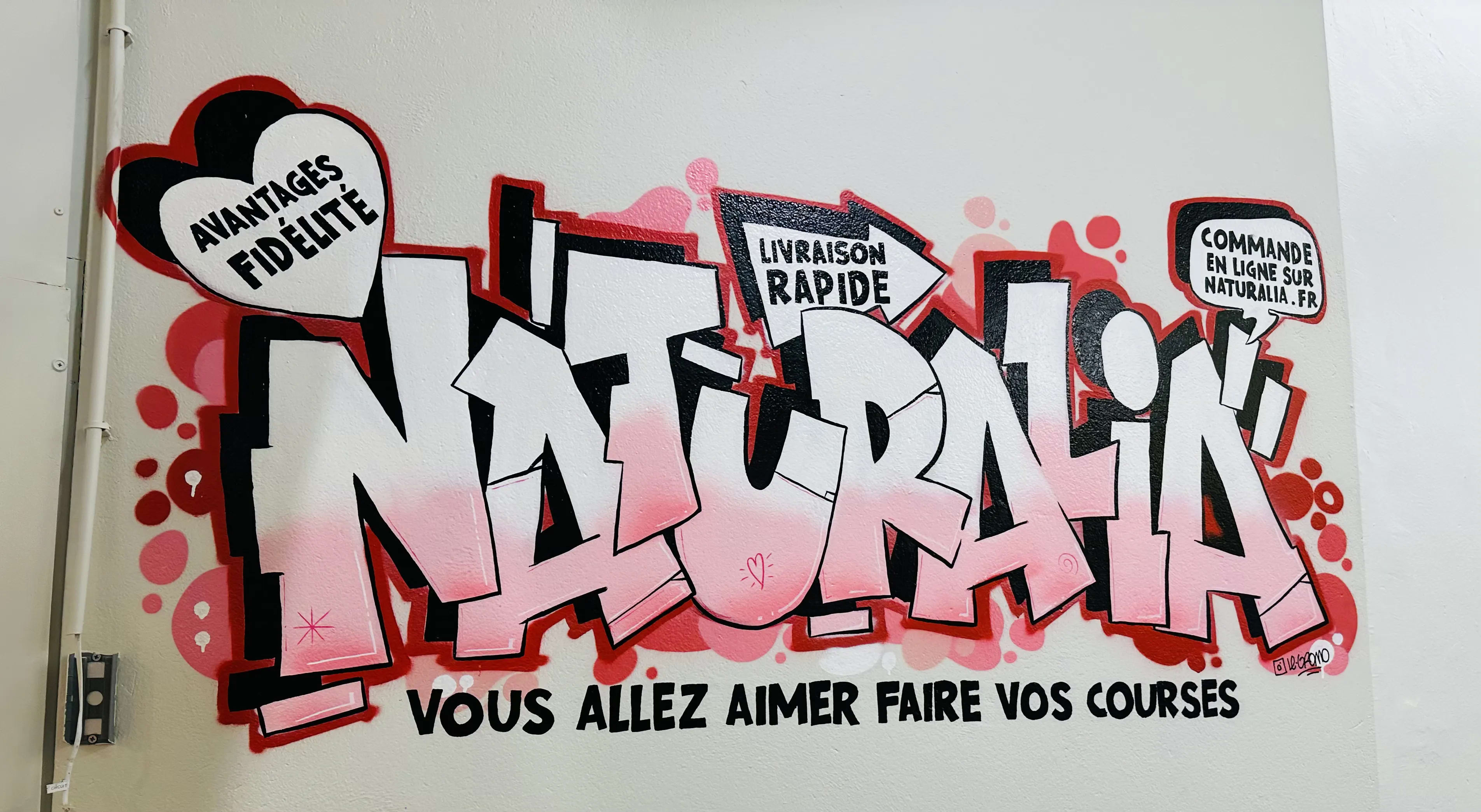 Naturalia — fresque graffiti lettrage rose