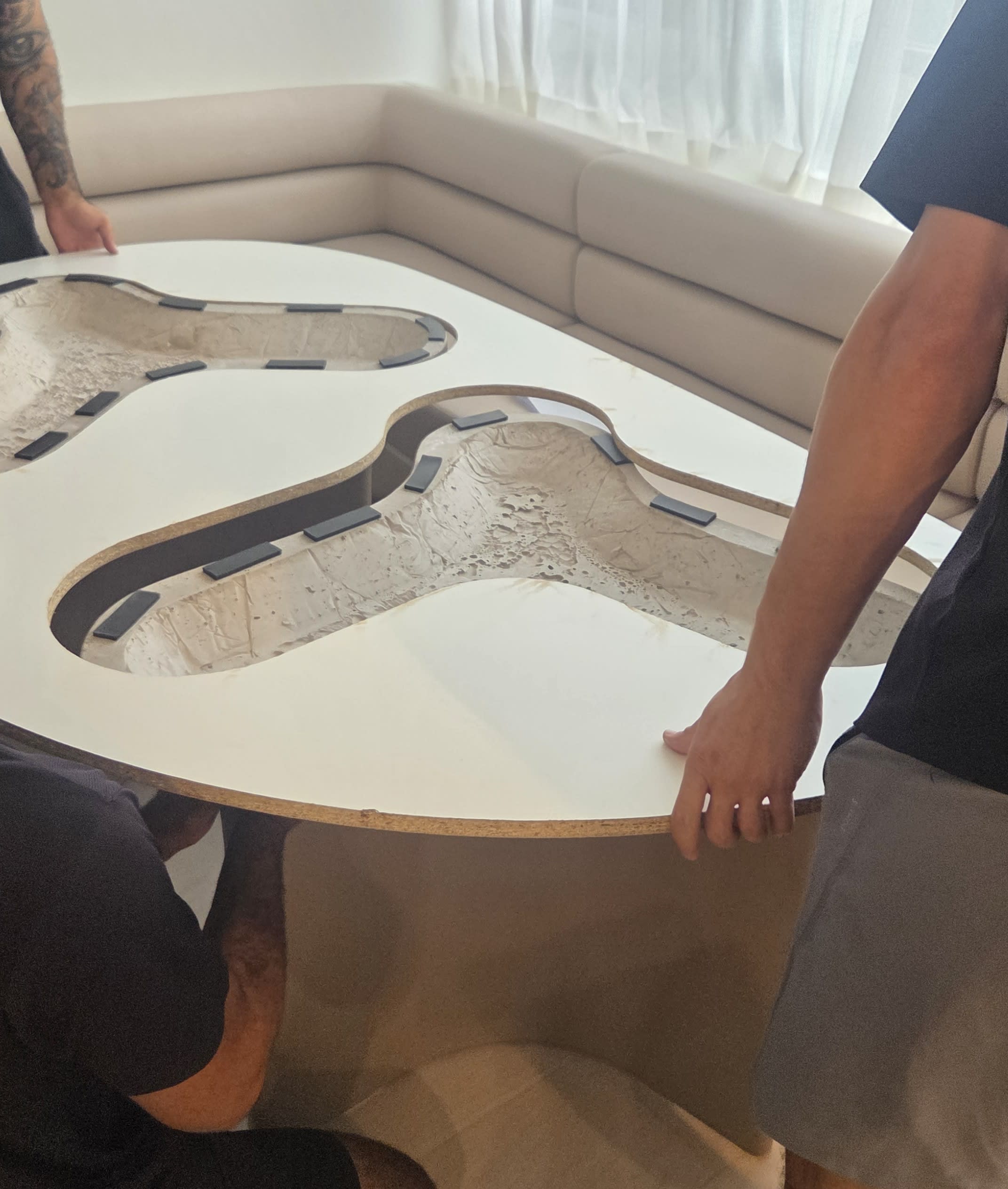 Attaching leg to table top