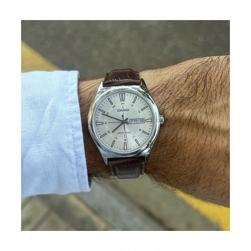 Casio – Marron – Boîtier argenté – Avec dateur – Dimension B. 38mm – MTP-V006L-7C Casio – Marron – Boîtier argenté – Avec dateur – Dimension B. 38mm – MTP-V006L-7C