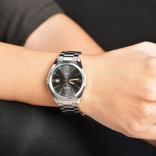 Casio – Index dorés – Cadran noir – Tout en acier inoxydable – MTP-1302D-1A2VDF