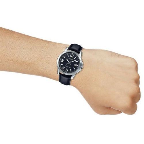 Casio – Noir – Cadran noir avec dateur – Bracelet en cuir noir – MTP-V004L-1B Casio – Noir – Cadran noir avec dateur – Bracelet en cuir noir – MTP-V004L-1B