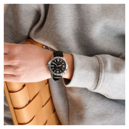 Casio – Noir – Cadran noir avec dateur – Bracelet en cuir noir – MTP-V004L-1B Casio – Noir – Cadran noir avec dateur – Bracelet en cuir noir – MTP-V004L-1B