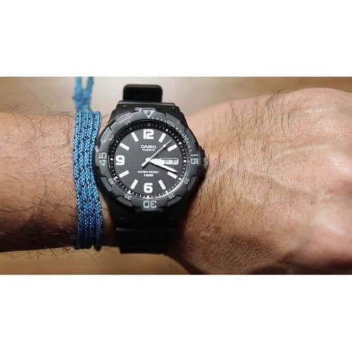 Casio – Dateur à 3h – Résistance à l’eau 100 mètres – MRW-200H-1B2VDF Casio – Dateur à 3h – Résistance à l’eau 100 mètres – MRW-200H-1B2VDF