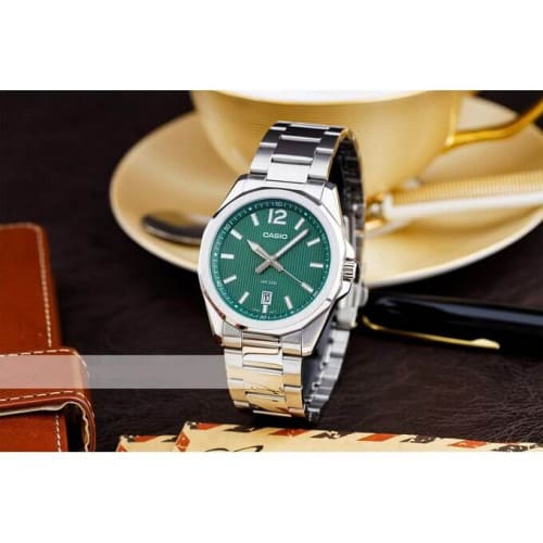 Casio – Dotée d’un cadran vert avec un motif rayé & dateur sur 6h – Acier inoxydable – MTP-E725D-3AV Casio – Dotée d’un cadran vert avec un motif rayé & dateur sur 6h – Acier inoxydable – MTP-E725D-3AV