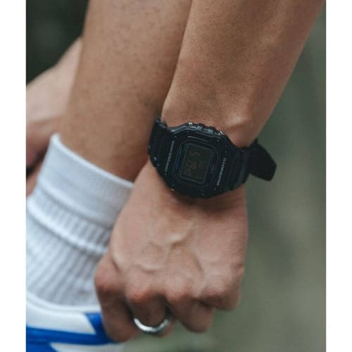 Casio – Montre en résine noire – Cadran noir – Un design numérique sportif – W-218H-1BVDF Casio – Montre en résine noire – Cadran noir – Un design numérique sportif – W-218H-1BVDF