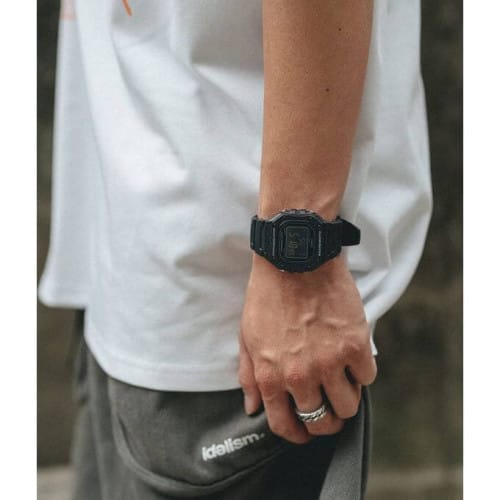 Casio – Montre en résine noire – Cadran noir – Un design numérique sportif – W-218H-1BVDF Casio – Montre en résine noire – Cadran noir – Un design numérique sportif – W-218H-1BVDF