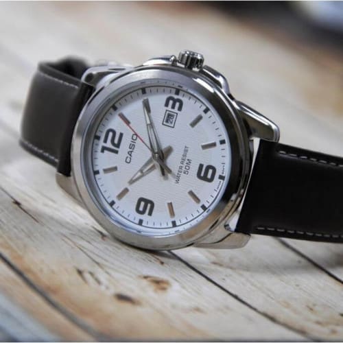 Casio – Montre homme – Bracelet cuir marron – Cadran blanc – MTP-1314L-7A Casio – Montre homme – Bracelet cuir marron – Cadran blanc – MTP-1314L-7A