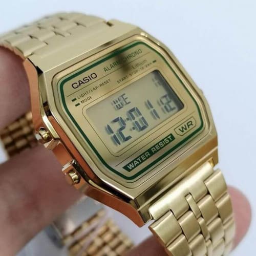 Casio – Vintage Collection dorée avec une touche de contour vert sur cadran – Bracelet en acier inoxydable dorée – A158WEGV-9A Casio – Vintage Collection dorée avec une touche de contour vert sur cadran – Bracelet en acier inoxydable dorée – A158WEGV-9A