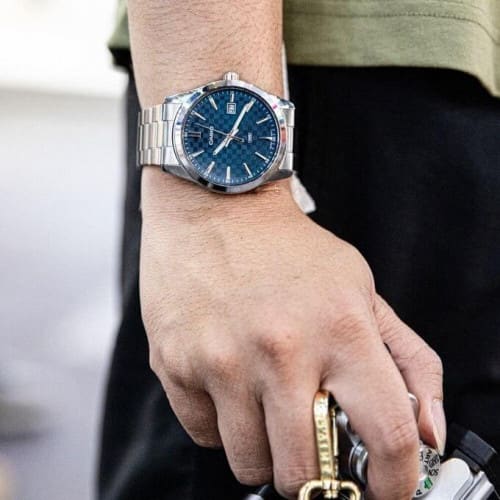 Casio – Montre fond bleu avec dateur pour hommes – Bracelet en acier inoxydable – MTP-VD03D-2A2 Casio – Montre fond bleu avec dateur pour hommes – Bracelet en acier inoxydable – MTP-VD03D-2A2