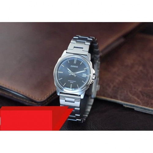 Casio – Boîtier medium 38 mm – Cadran noir avec motifs rayés – Dateur à 3h – MTP-E720D-8AV Casio – Boîtier medium 38 mm – Cadran noir avec motifs rayés – Dateur à 3h – MTP-E720D-8AV
