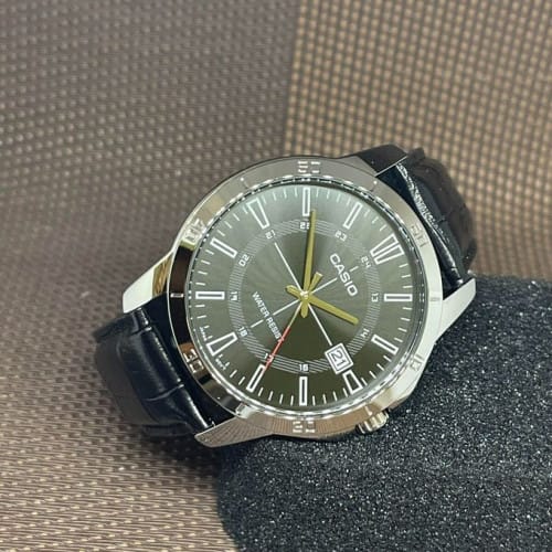 Casio – Montres analogiques classiques conçues – Bracelet cuir noir – MTP-V004L-1C Casio – Montres analogiques classiques conçues – Bracelet cuir noir – MTP-V004L-1C
