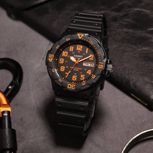 Casio – Montre pour hommes chiffres orange – Bracelet en silicone noir – MRW-200H-4BV Casio – Montre pour hommes chiffres orange – Bracelet en silicone noir – MRW-200H-4BV